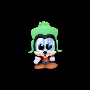 Disney Doorables: Let’s Go Series Figurine – Snowy Getaway – Goofy